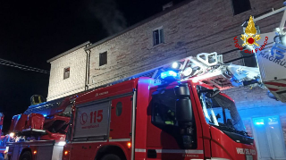 Servigliano - Fiamme dalla canna fumaria, vigili del fuoco in azione